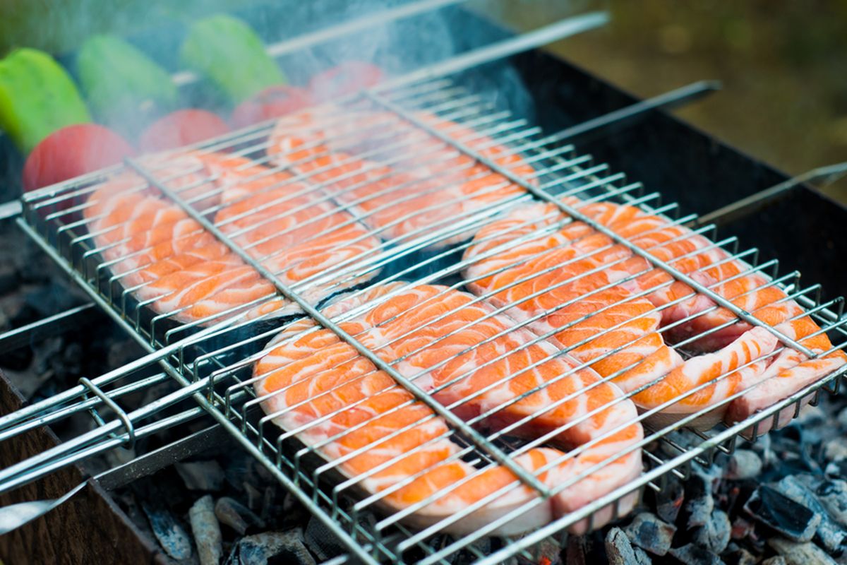 bau asap, Bau Asap Menempel di Rumah Setelah BBQ, Ini Cara Cepat Mengatasinya, 1. Maksimalkan Ventilasi Udara, 2. Manfaatkan Cuka Putih, 3. Taburkan Baking Soda pada Kain dan Karpet, 4. Gunakan Air Purifier, 5. Lap Permukaan dengan Air Hangat