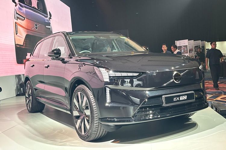 mobil listrik, Battery Electric Vehicle, Volvo, EX90, Volvo Car Indonesia, SUV listrik, fitur, Fitur dan Spesifikasi Lengkap SUV Listrik Volvo EX90, Performa Buas dengan Jarak Tempuh 600 Km, Pilihan Konfigurasi Motor Ganda (AWD),   Volvo EX90, Kemewahan Kabin Berdesain Skandinavia Modern, Benteng Berjalan: Standar Keselamatan Generasi Terbaru,   Peluncuran Volvo EX90, Konektivitas Pintar Tanpa Batas