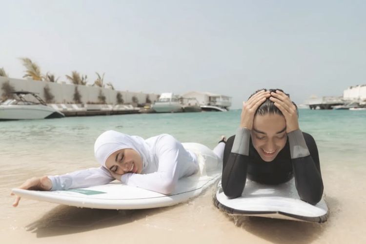 peselancar, Surfing, peselancar berhijab, Arab Saudi, berselancar, Profil Lamar Mufti, Peselancar Berhijab Arab Saudi di Panggung Dunia, Representasi Perempuan Muslim di Dunia Surfing, Membuka Jalan bagi Generasi Berikutnya, Hijab Bukan Penghalang, Bagian dari Perkembangan Surfing di Arab Saudi