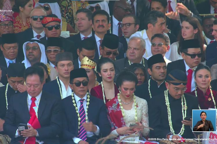 Velove Vexia, Nicholas Saputra, istana merdeka, Ario Bayu, upacara pengibaran bendera merah putih, HUT ke-80 RI, upacara hut ri ke 80, HUT ke-80, velove vexia diapit nicholas saputra dan ario bayu, Momen Velove Vexia Diapit Nicholas Saputra dan Ario Bayu Saat HUT Ke-80 RI di Istana Merdeka