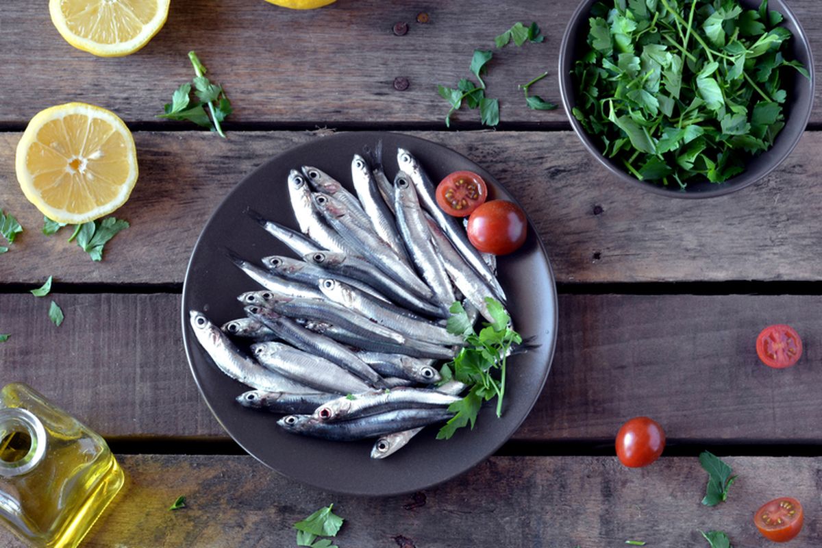 ikan teri, ikan teri di tisu, 5 Alasan Letakkan Ikan Teri di Atas Tisu, Bisa Membuatnya Lebih Enak, 1. Menyerap kelembapan, 2. Mencegah bau tidak sedap, 3. Menjaga kualitas rasa, 4. Memperpanjang umur simpan, 5. Ikan teri tidak saling menempel