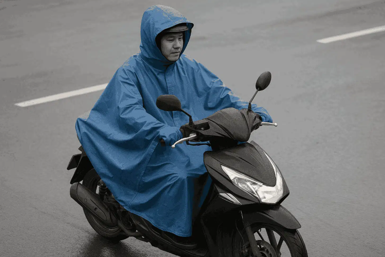 hujan, pengendara motor, motor, jas hujan, Saat Hujan Terlalu Deras, Jangan Paksakan Motor Jalan Terus