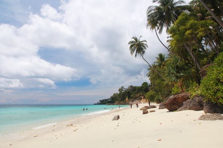 Pantai Lampuuk, Pantai Lhoknga, Pantai Iboih, Pulau Weh, Pantai di Aceh, Pantai Lhok Mee, Pantai Ulee Lheue Aceh, Pantai Pasir Putih Lhok Mee, pantai lange, pantai kuala jangka, pantai anoi itam, pantai tapak gajah, 12 Pantai Terindah di Aceh, Surganya Wisata Bahari di Ujung Sumatera, 1. Pantai Lampuuk – “Parangtritis”-nya Aceh, 2. Pantai Lhoknga – Spot Selancar Favorit Turis Asing, 3. Pantai Iboih – Gerbang Menuju Pulau Rubiah, 4. Pulau Weh – Pulau Eksotis di Titik Nol Kilometer, 5. Pantai Ulee Lheue – Pantai Dekat Kota Banda Aceh, 6. Pantai Lhok Mee – Dikenal dengan Pohon di Tengah Laut, 7. Pantai Anoi Itam – Keindahan Pasir Hitam, 8. Pantai Sumur Tiga – Panorama Laut dan Resort Pinggir Pantai, 9. Pantai Tapak Gajah – Pantai Tersembunyi yang Tenang, 10. Pantai Lange – Perpaduan Laut dan Perbukitan, 11. Pantai Pasir Putih Lhok Me – Bersih dan Ramah Anak, 12. Pantai Kuala Jangka – Spot Memancing dan Menikmati Senja