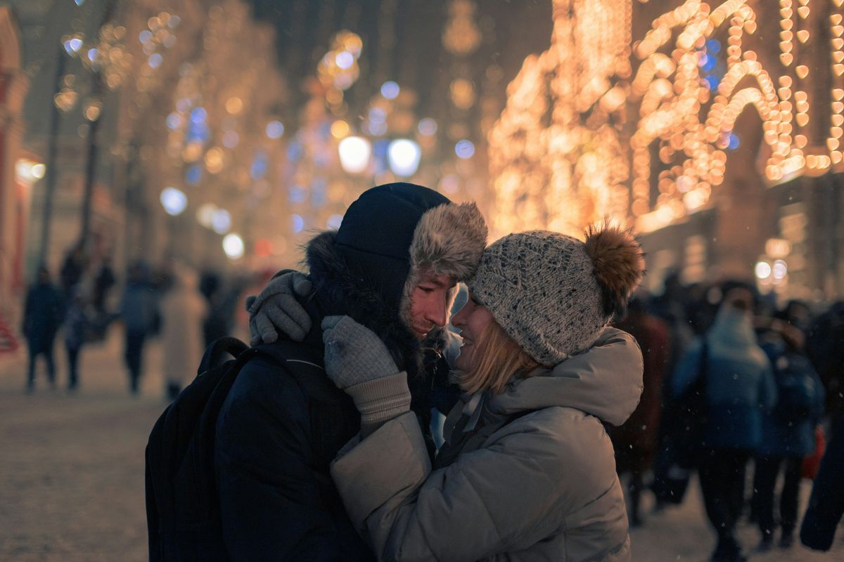 Natal, ide kencan, hari Natal, 7 Ide Kencan dengan Suasana Natal yang Lebih Romantis, 1. Jelajahi tempat minum coklat panas, 2. Menikmati indahnya lampu Natal, 3. Manjakan diri di restoran mewah, 4. Maraton film Natal, 5. Main ice skating, 6. Karaoke