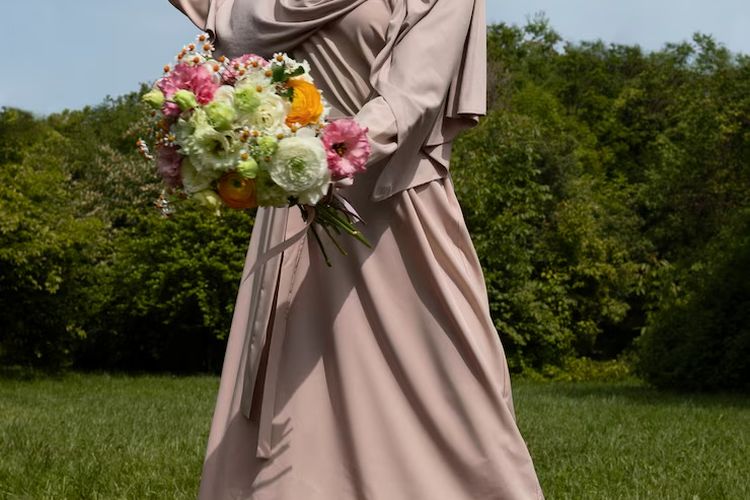 ide outfit hijab, ide outfit idul adha, outfit lebaran idul adha, outfit sholat idul adha, outfit hari raya idul adha, outfit idul adha 2025, outfit idul adha, 10 Inspirasi Outfit Idul Adha 2025 yang Anggun dan Nyaman Seharian, 1. Gamis katun dengan motif lembut, 2. Tunik panjang dan celana kulot, 3. Setelan linen earth tone, 4. Dress layered dengan hijab segi empat, 5. Kaftan modern dengan aksen bordir, 6. Baju kurung klasik yang timeless, 7. Outer kimono dan maxi dress, 8. Set rok plisket dan atasan flowy, 9. Dress knit untuk gaya minimalis, 10. Outfit serba putih untuk nuansa suci