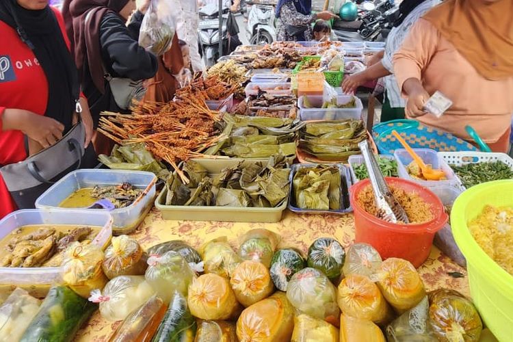 Jakarta, Ramadan, 8 Spot Berburu Takjil Paling Populer di Jakarta, 1. Pasar Bendungan Hilir, Jakarta Pusat, 2. Pasar Santa, Kebayoran Baru, Jakarta Selatan, 3. Masjid Sunda Kelapa, Menteng, Jakarta Pusat, 4. Jalan Panjang, Jakarta Barat, 5. Kawasan Tebet, Jakarta Selatan, 6. Kawasan Condet, Jakarta Timur, 7. Kanal Banjir Timur (KBT), Jakarta Timur, 8. Kota Tua Jakarta, Jakarta Barat