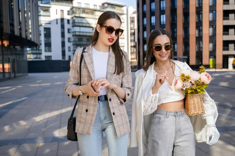 outfit first date, outfit untuk first date, outfit ngedate, outfit ngedate pertama kali, baju first date, baju ngedate sama pacar, baju untuk ngedate, 4 Tips Pilih Outfit untuk First Date, Stylish dan Nyaman, 1. Kasual, tapi eksentrik, 2. Pakai celana dan sopan, 3. Parisian style, 4. Tomboyish