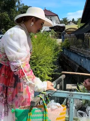 noni Belanda, Sarifah Suraidah, 9 Gaya Sarifah Suraidah Istri Gubernur Kaltim, Glamor bak Noni Belanda, 1. Gaun Floral dan Topi Lebar, 2. Abaya Hijau Emerald dengan Detail Etnik, 3. Dress Floral dan Topi Putih, 4. Dress Ungu Pastel dengan Tas Senada, 5. Dress Nuansa Emas Berhias Detail Bordir, 6. Gaun Putih Transparan Berlapis, 7. Topi Jerami dengan Aksen Pita Merah, 8. Outfit Serba Beige saat di Pesawat, 9. Dress Pink Lembut dengan Statement Necklace