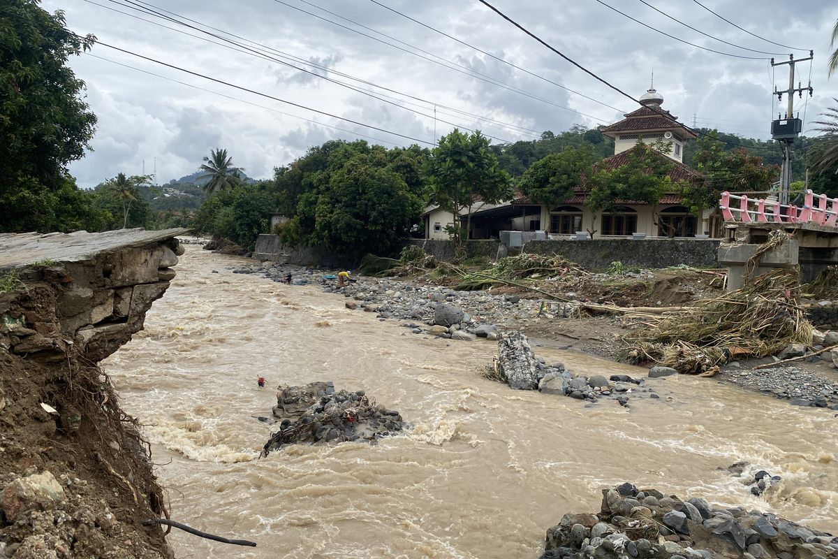 longsor, Sukabumi, mak onah, Selamat dari Longsor Sukabumi, Mak Onah Ternyata Sempat Lari ke Kampung Sebelah