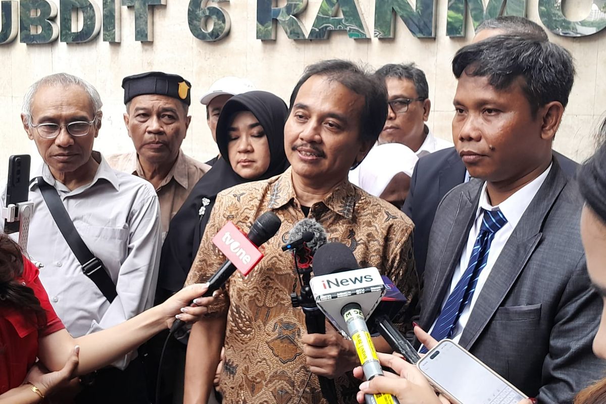 Roy Suryo, Ijazah Palsu Jokowi, ijazah Jokowi, ijazah palsu Jokowi, ijazah jokowi, sidang ijazah palsu Jokowi, sidang jokowi, Sidang Kasus Ijazah Jokowi Sepi Tergugat, Surat Panggilan Roy Suryo Cs Dikembalikan, Alamat Salah, Gugatan Terancam Mandek?, Siapa yang Digugat dalam Kasus Dugaan Ijazah Palsu Jokowi?, Tudingan Ijazah Palsu, Paiman Minta Klarifikasi Hukum, Sidang Sepi, tapi Isu Panas