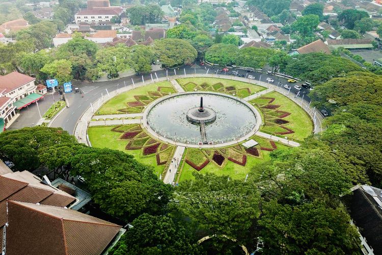 Malang, Libur Akhir Tahun di Malang, Ini Pilihan Aktivitas yang Bisa Dicoba, 1. Bukit Banyak: Menikmati City Light dari Ketinggian, 2. Pos Ketan Legenda 1967: Kulineran Hangat di Malam Tahun Baru, 3. Kampoeng Heritage Kajoetangan: Rayakan Pergantian Tahun Bergaya Tempo Dulu, 4. Pasar Oro-Oro Dowo: Hunting Kuliner Tradisional, 5. Kawasan Stasiun Malang Baru dan Tugu Malang