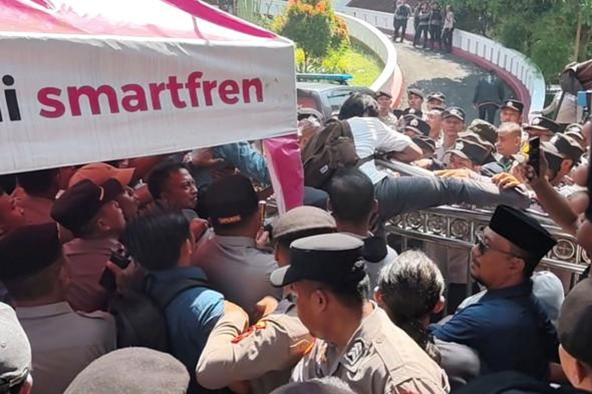 Pansus Hak Angket, bupati pati, bupati pati sudewo, Bupati Sudewo, DPRD Pati, Ricuh di DPRD Pati, Koordinator AMPB Dikeroyok Pendukung Bupati Sudewo, Massa Padati Area DPRD Pati, Teguh dan Botok Diserbu Pendukung, Agenda Pansus Hak Angket DPRD Pati, Tuntutan AMPB dan Potensi Pemakzulan