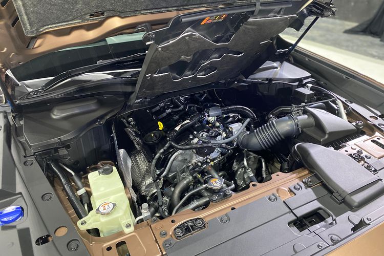 Denza B5, Mazda CX-80, Komparasi SUV PHEV: Denza B5 vs Mazda CX-80, Interior dan Kenyamanan Kabin, Mesin dan Tenaga, Baterai dan Jarak Tempuh EV, Fitur Keselamatan dan Teknologi, Kesimpulan