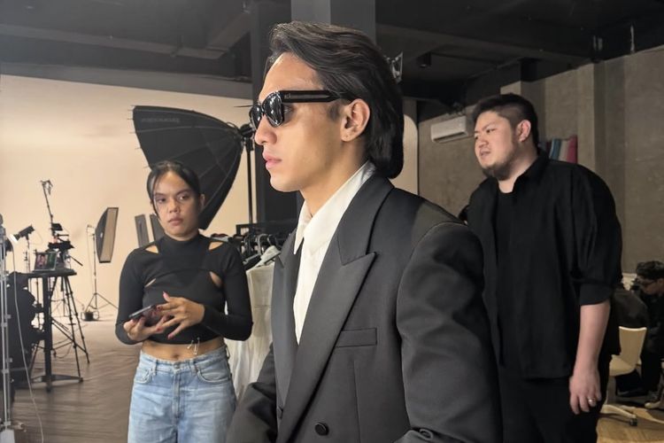 Jefri Nichol, Contek 5 Gaya Busana Edgy ala Jefri Nichol, Maskulin dan Anti Ribet, 1. Padupadan kemeja dan jorts, 2. Setelan jas dengan kacamata hitam yang tegas, 3. Gaya dengan varsity jacket, 4. Tampil berani dengan beanie merah, 5. Gaya edgy dengan kemeja flanel