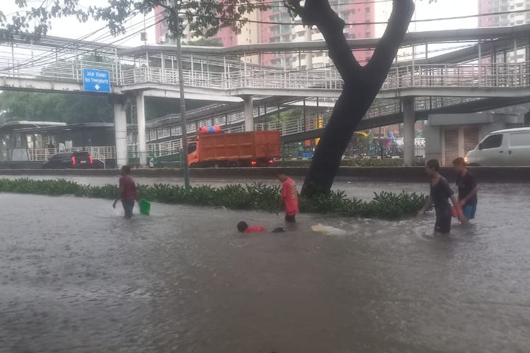 banjir, Google Maps, Banjir Jakarta, Cara Pantau Lokasi Banjir via Google Maps dan Kanal Resmi