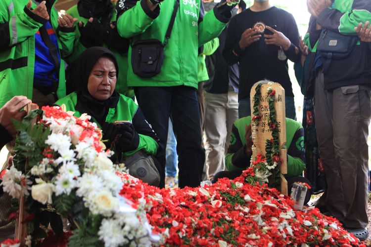 Brimob, ojol meninggal, ojol dilindas brimob, Polisi lindas ojol, affan kurniawan, ojol ditabrak brimob, mobil rantis Brimob, affan kurniawan ojol, kronologi ojol terlindas, Inisial 7 Polisi Brimob yang Ditangkap Terkait Rantis Lindas Driver Ojol Affan Kurniawan, Inisial polisi yang ditangkap, Video amatir sebar di medsos, Kapolda benarkan rantis brimob lintas ojol, Polisi tak akan tutupi kasus