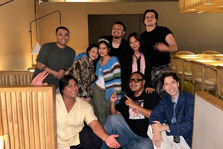 Eva Celia, ulang tahun eva celia, gaya eva celia, gaya eva celia saat ulang tahun, style eva celia, 6 Gaya Eva Celia Saat Ulang Tahun ke-33, Standout dengan Cardigan Bulu, Bando bertuliskan “Happy Birthday”, Cardigan biru berbulu, Cardigan bulu jadi statement look, Makeup natural dengan sentuhan glowing, Aksesori minimalis tapi manis, Kue ulang tahun serasi dengan look