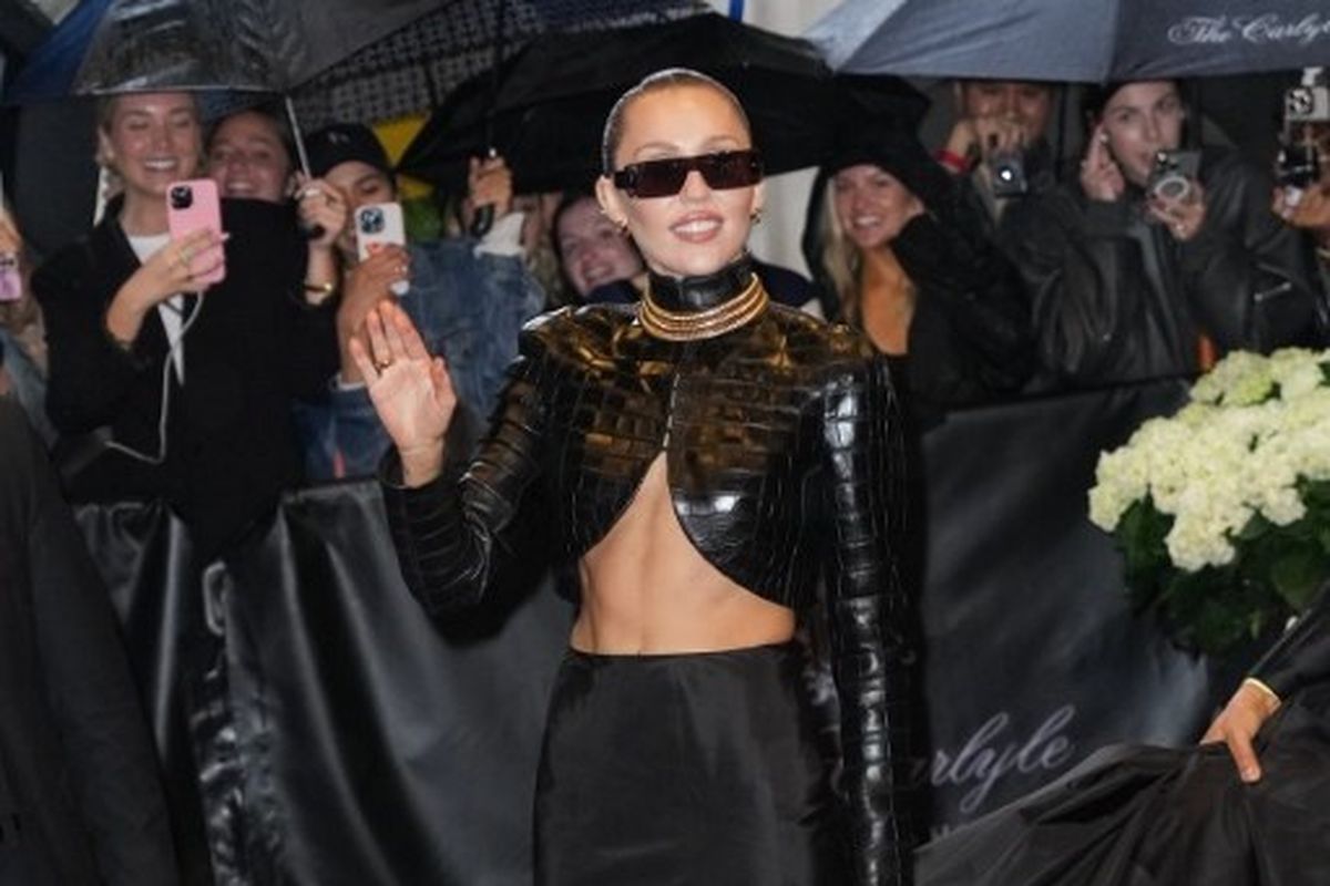 Miley Cyrus, Met Gala, met gala 2025, met gala outfit, miley cyrus met gala 2025, met gala 2025 miley cyrus, miley cyrus outfit, miley cyrus outfit met gala 2025, Red Carpet Met Gala 2025, Tampil Edgy di Met Gala 2025, Miley Cyrus Kenakan Crop Top Hitam Kulit