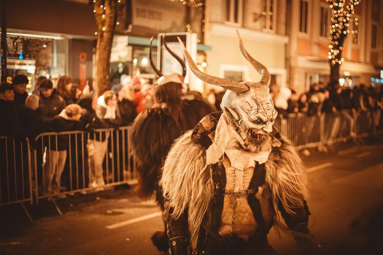 Krampusnacht, Krampuslauf, perayaan Natal, Krampus, tradisi Natal, tradisi perayaan Natal, Krampus, Monster Separuh Kambing dalam Tradisi Natal Krampuslauf, Asal usul nama dan sosok Krampus, Dipercaya sebagai bagian dari ritual pagan, Kapan Krampus muncul?, Mengapa dikaitkan dengan Santo Nikolas?, Tradisi Krampuslauf