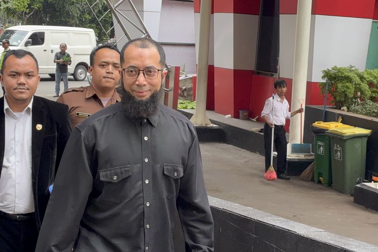 Ustaz Khalid Basalamah, haji furoda, khalid basalamah, korupsi kuota haji, khalid basalamah diperiksa kpk, Ustaz Khalid Basalamah Diperiksa KPK, Ngaku Korban Travel Haji Furoda, Khalid Sebut sebagai Korban Travel Muhibbah, Fasilitas Layaknya Haji Khusus, Penuhi Panggilan KPK, Duduk Perkara Kasus Kuota Haji