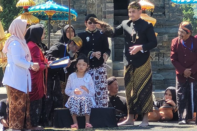 Dieng Culture Festival 2025, dcf 2025, jadwal dieng culture festival 2025, Jadwal Lengkap Dieng Culture Festival 2025 Hari Kedua, Minggu 24 Agustus, 07.00 – selesai: Aksi Dieng Bersih, 08.00 – 09.30: Kirab budaya, 09.00 – Selesai: Bazar UMKM &amp; bazar UMKM tradisional, 09.30 – 11.30: Prosesi jamasan dan ruwat anak rambut gimbal, 11.30 – 12.00: Ngalap berkah, 12.00 – 13.00: Prosesi pelarungan rambut anak gimbal, 13.00 – 15.00: Pentas seni tradisi, 19.00 – 21.00: Panggung budaya