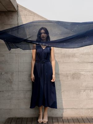 Sheila Dara Aisha, film SORE, SukkhaCitta, film Sore, film sore istri dari masa depan, dress sheila dara di film sore, 5 Fakta di Balik Dress Sheila Dara di Film SORE, Diproses dengan Indigo Dye, 1. Terbuat dari pewarna alami daun indigo, 2. Dibuat selama 27 hari penuh, 3. Digambar tangan oleh perempuan perajin di Jawa Tengah, 4. Diciptakan oleh perempuan perajin yang merebut kembali kisah mereka, 5. Menyatu dengan tema film SORE yang reflektif