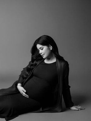 Annisa Pohan, maternity shoot, 9 Gaya Maternity Shoot Annisa Pohan di Kehamilan Kedua, Serba Monokrom, 1. Tampil serba hitam, 2. Rambut panjang bergelombang, 3. Makeup natural, 4. Gaun body fit, 5. Kompak dengan putri pertama, 6. Berpose bersama pasangan, 7. Berganti busana longgar warna terang, 8. Gaya rambut disanggul, 9. Pose profil samping yang klasik