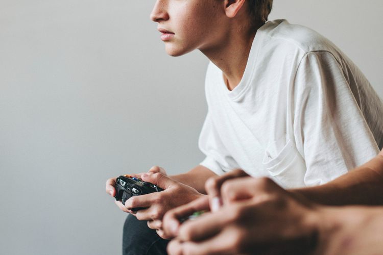 konten kekerasan, ledakan SMAN 72 Jakarta Utara, game kekerasan, dampak game kekerasan, dampak konten kekerasan, dampak negatif video game kekerasan, Berkaca dari Ledakan di SMAN 72, Ini Cara Mencegah Dampak Game Kekerasan pada Anak, 1. Tetapkan batasan waktu bermain game, 2. Pilih game yang sesuai dengan usia anak, 3. Terlibat dalam aktivitas anak, 4. Jelaskan perbedaan dunia nyata dan dunia maya, 5. Edukasi anak tentang dampak kekerasan, 6. Beri teladan dalam mengelola emosi