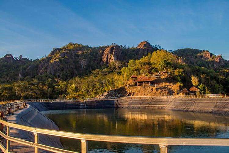 Yogyakarta, 7 Tempat Liburan di Gunungkidul Selain Pantai yang Paling Populer, 1. Goa Pindul (Bejiharjo, Karangmojo), 2. Goa Jomblang (Pacarejo, Semanu), 3. Air Terjun Sri Gethuk (Bleberan, Playen), 4. Gunung Api Purba Nglanggeran (Nglanggeran, Patuk), 5. Embung Nglanggeran (Nglanggeran, Patuk), 6. Kalisuci Cave Tubing (Pacarejo, Semanu), 7. Geosite Gunung Gentong (Ngalang, Gedangsari)
