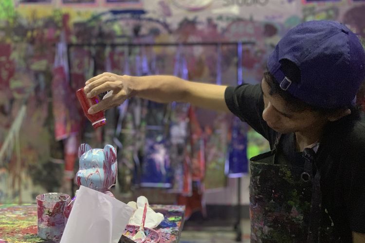 artplay studio pullman, ArtPlay Studio bogor, harga tiket masuk ArtPlay Studio, aktivitas di ArtPlay Studio, wisata seni di puncak bogor, Harga Tiket ArtPlay Studio di Ciawi, Wahana Seni Neon Painting, Regular Painting (melukis di atas kanvas), Neon Painting (melukis dengan cat neon), Clock Painting, Bearbrick Painting