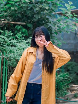 musim hujan, outfit musim hujan, inspirasi outfit, inspirasi outfit musim hujan, outfit saat hujan, outfit saat musim hujan, stylish saat musim hujan, 9 Inspirasi Outfit Musim Hujan, Tetap Stylish Meski Cuaca Mendung, 1. Jaket waterproof, 2. Boots anti slip, 3. Tas tahan air, 4. Celana quick dry, 5. Sweater rajut tipis untuk layering, 6. Rok midi yang tak mudah kusut, 7. Outer warna cerah, 8. Tote bag lipat waterproof, 9. Sandal platform anti licin