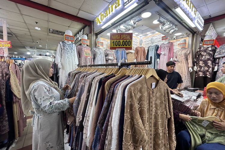 Berangkat Pagi dari Serang demi  Berburu Baju Lebaran di Tanah Abang, Berangkat sejak pagi dari serang, Mengapa tetap memilih belanja langsung?, Menyiapkan budget sekitar Rp 1 Juta, Berkeliling mencari yang paling cocok