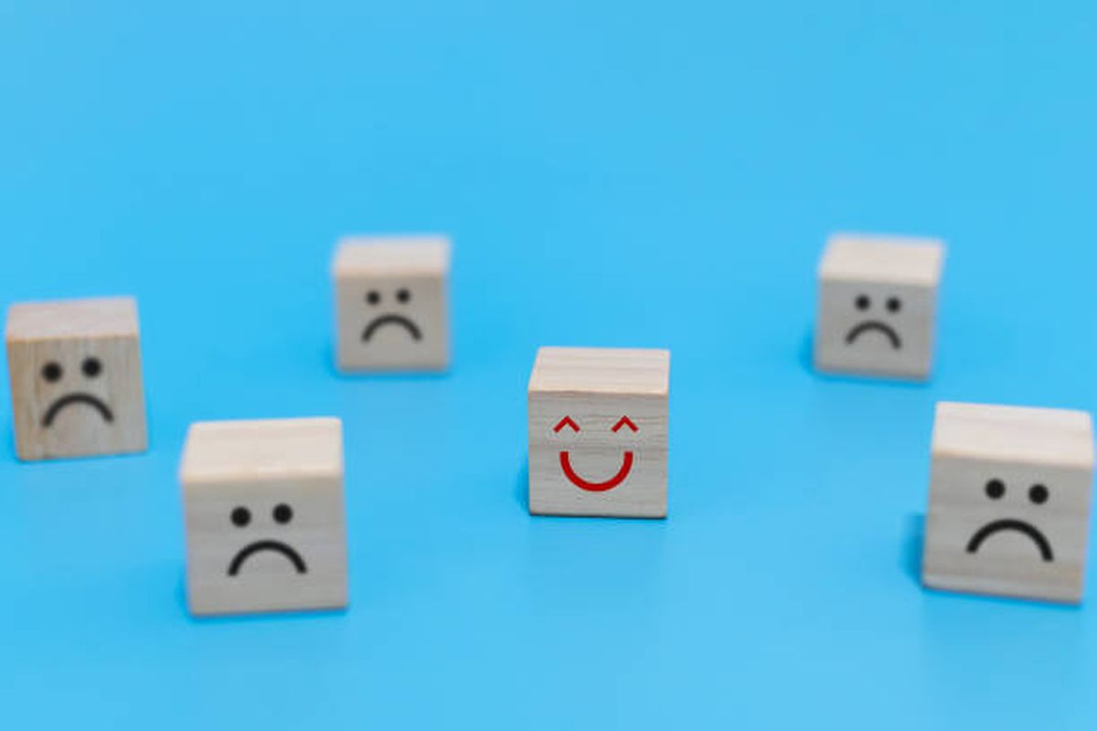 toxic positivity, Toxic, toxic positivity adalah, tanda tanda toxic positivity, 6 Tanda Toxic Positivity yang Sering Tak Disadari, Salah Satunya Merasa Diabaikan, 1. Tekanan untuk merasa positif sepanjang waktu, 2. Merasa diabaikan atau tidak didengarkan, 3. Merasa diremehkan karena situasi dianggap sederhana, 4. Ketidaknyamanan menghadapi emosi sendiri, 5. Mengabaikan atau mengecilkan pengalaman negatif orang lain, 6. Ketidaksesuaian konteks emosional