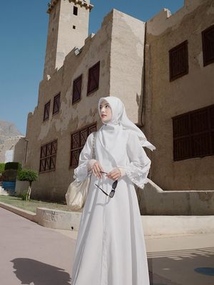 Inspirasi outfit umrah, Annisa Aziza, annisa aziza umrah, inspirasi outfit umrah, inspirasi gamis umrah, gamis umrah, gaya Annisa Aziza umrah, 9 Potret Anggun Anissa Aziza Saat Umrah, Tetap Stylish di Tanah Suci, 1. Nuansa nude, 2. Gaya candid, 3. Nuansa putih, 4. Tas beige, 5. Gamis floral, 6. Sentuhan sutra dengan gaya elegan, 7. Gamis simpel, 8. Nuansa fresh, 9. Gaya duduk manis