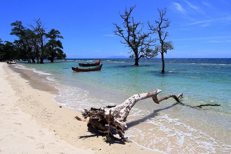 Pantai Lampuuk, Pantai Lhoknga, Pantai Iboih, Pulau Weh, Pantai di Aceh, Pantai Lhok Mee, Pantai Ulee Lheue Aceh, Pantai Pasir Putih Lhok Mee, pantai lange, pantai kuala jangka, pantai anoi itam, pantai tapak gajah, 12 Pantai Terindah di Aceh, Surganya Wisata Bahari di Ujung Sumatera, 1. Pantai Lampuuk – “Parangtritis”-nya Aceh, 2. Pantai Lhoknga – Spot Selancar Favorit Turis Asing, 3. Pantai Iboih – Gerbang Menuju Pulau Rubiah, 4. Pulau Weh – Pulau Eksotis di Titik Nol Kilometer, 5. Pantai Ulee Lheue – Pantai Dekat Kota Banda Aceh, 6. Pantai Lhok Mee – Dikenal dengan Pohon di Tengah Laut, 7. Pantai Anoi Itam – Keindahan Pasir Hitam, 8. Pantai Sumur Tiga – Panorama Laut dan Resort Pinggir Pantai, 9. Pantai Tapak Gajah – Pantai Tersembunyi yang Tenang, 10. Pantai Lange – Perpaduan Laut dan Perbukitan, 11. Pantai Pasir Putih Lhok Me – Bersih dan Ramah Anak, 12. Pantai Kuala Jangka – Spot Memancing dan Menikmati Senja