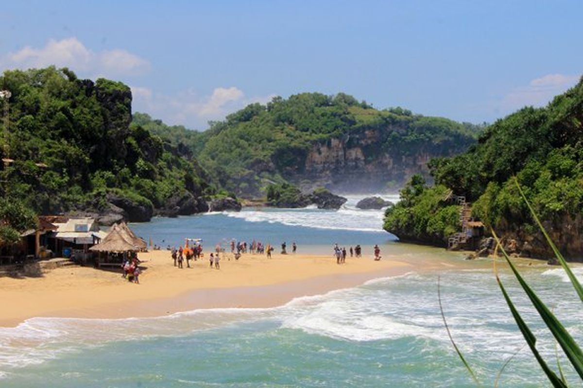 5 Wisata Pantai di Gunungkidul Jogja untuk Wisata Keluarga Seru, 1. Pantai Baron, 2. Pantai Drini, 3. Pantai Krakal, 4. Pantai Wediombo, 5. Pantai Siung