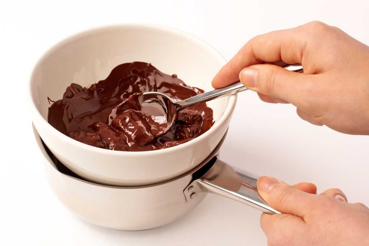 cara melelehkan cokelat, cara melelehkan coklat batangan, apa itu teknik au bain marie, cara melelehkan cokelat pakai teknik double boiler, kunci melelehkan cokelat agar mengilap, 3 Cara Mencairkan Cokelat agar Mengilap Ala Chef, Ini Kuncinya