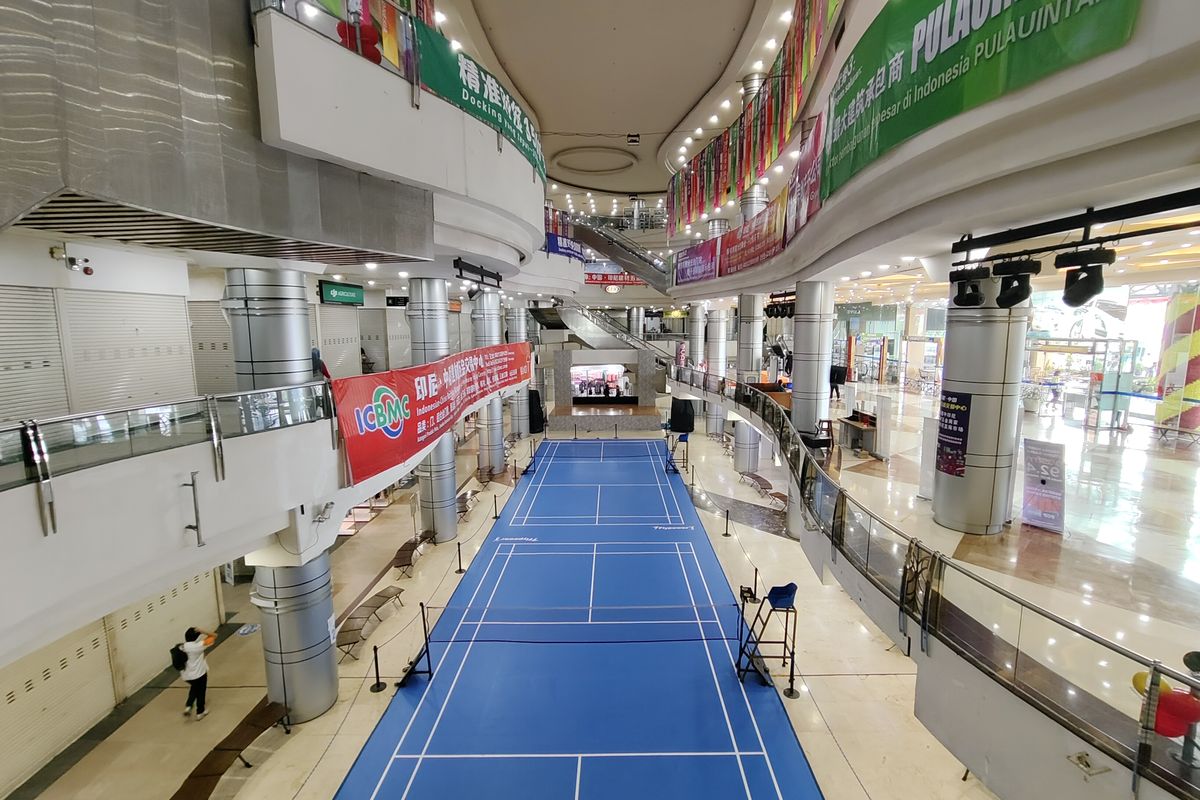 WTC Mangga Dua, wtc mangga dua jakarta utara, lapangan badminton wtc mangga dua, lapangan badminton di wtc, Ada Lapangan Badminton di Tengah Mal WTC Mangga Dua, Buat Apa?
