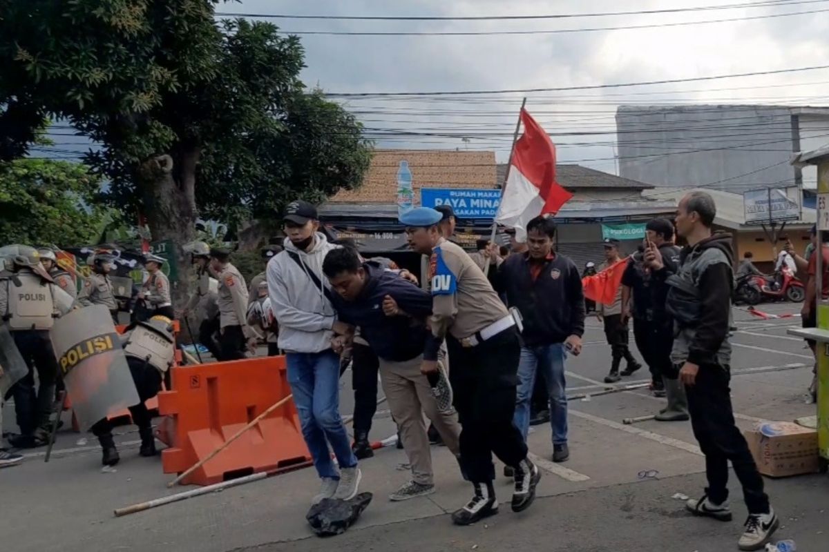 demo, ditangkap polisi, aksi, aksi demo, ditangkap polisi saat demo, apa yang dilakukan saat ditangkap polisi, Hal yang Perlu Dilakukan Jika Ditangkap Polisi saat Demo, 1. Perhatikan prosedur penangkapan, 2. Tolak pemeriksaan yang tidak jelas, 3. Jangan beri keterangan tanpa kuasa hukum, 4. Jangan tanda tangani surat apa pun tanpa pengacara, 5. Minta surat penyitaan dan penggeledahan, 6. Ketahui hak lainnya