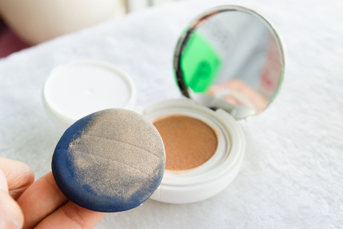 cushion untuk kulit kering, cushion brand lokal, rekomendasi cushion untuk kulit kering, cushion dewy finish, cushion glowing tahan lama, 6 Rekomendasi Cushion untuk Kulit Kering, Harga di Bawah Rp 250.000, 1. PIXY Make It Glow Dewy Cushion, 2. Luxcrime 2nd Skin Luminous Cushion, 3. Instaperfect Skincover Air Cushion, 4. Copy Paste Breathable Mesh Cushion Somethinc, 5. ESQA Flawless Cushion Serum SPF 50+ PA+++, 6. MAKE OVER Hydrastay Lite Glow Cushion
