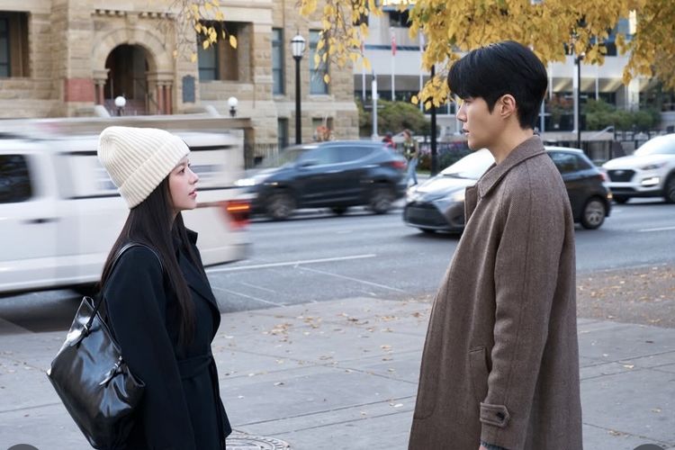 Go Youn Jung, Contek 6 Outfit Go Youn Jung di Serial Can This Love Be Translated?, 1. Suede jacket bernuansa coklat, 2. Gaya smart casual , 3. Tampil simpel dengan kaus dan outer, 4. Gaya bold dengan jaket kulit, 5. Tampilan monokrom untuk musim dingin, 6. Outfit girly di musim dingin
