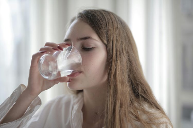 air hangat, minum air hangat, manfaat minum air hangat, Tren Minum Air Hangat, Ini Manfaatnya bagi Pencernaan dan Tubuh, Air hangat dalam pengobatan tradisional China, Manfaat minum air hangat secara medis, Manfaat yang paling sering dirasakan, Air hangat belum tentu cocok untuk semua orang, Waktu dan cara minum air hangat