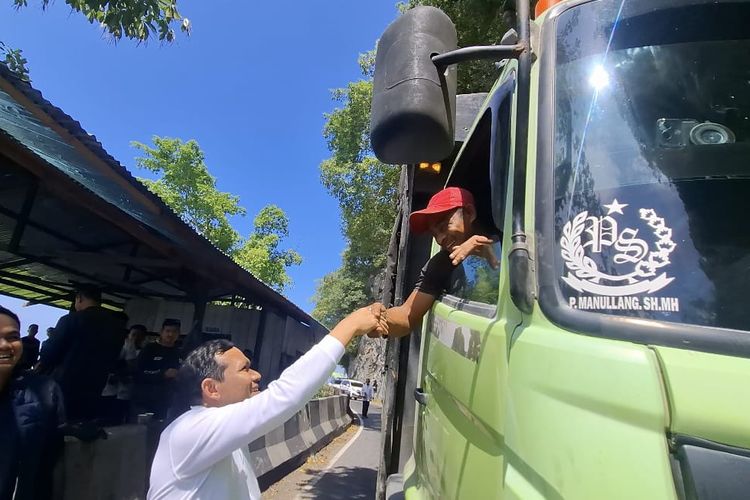 wakil gubernur aceh, Wagub Aceh, pelat bk, razia truk aceh bobby, bobby nasution larang pelat aceh, Wagub Aceh Beri Uang Saku dan Sapa Sopir Truk Pelat BK di Aceh Jaya: Sudah Makan Belum?