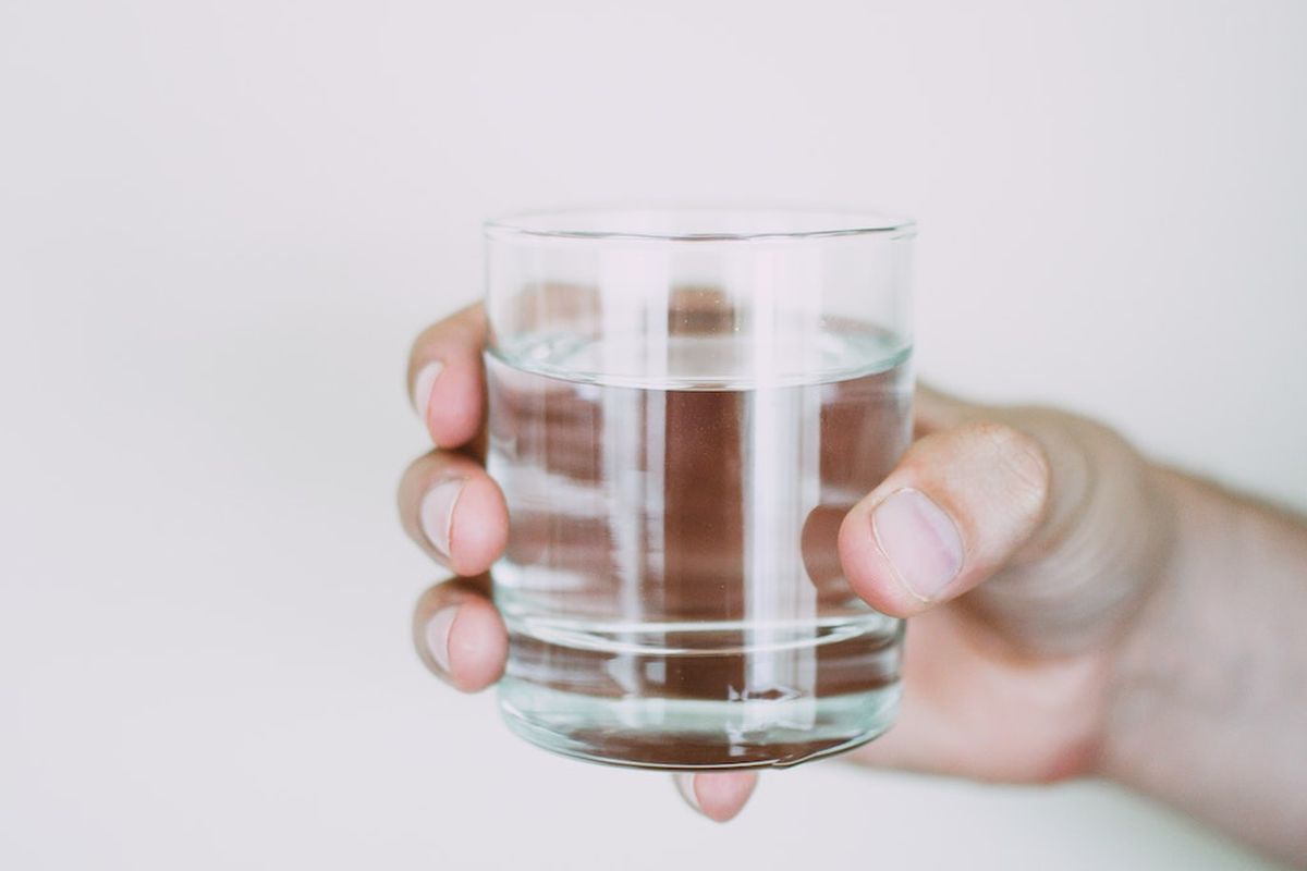 minuman penurun gula darah, minuman pagi sehat, infused water tanpa gula, teh hitam tanpa pemanis, 7 Minuman Pagi Ini Bantu Turunkan Gula Darah, Gampang Tinggal Seduh, 1. Air Putih, 2. Air Soda Tanpa Gula (Sparkling Water), 3. Teh Hitam atau Teh Hijau, 4. Kopi Hitam, 5. Susu Rendah Lemak atau Susu Nabati Tanpa Gula, 6. Jus Tomat, 7. Kombucha Rendah Gula