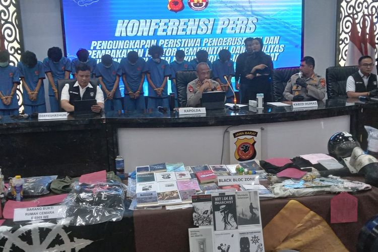 Polda Jawa Barat, demo Bandung, demo anarkistis, Kelompok anarkis manfaatkan demo mahasiswa, barang bukti buku, Alasan Polda Jabar Sita Buku dan Zine Jadi Barang Bukti Tersangka Demo Anarkistis di Bandung