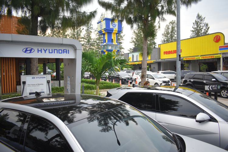 SPKLU, SPKLU mobile, PLN Catat Lonjakan Mobil Listrik Melakukan Pengecasan di SPKLU