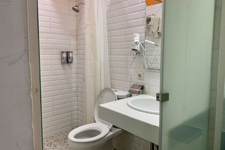 Fasilitas di Stasiun Gambir, 20 Fasilitas di Stasiun Gambir untuk Penumpang, Banyak yang Gratis, 1. Area tunggu, 2. Restoran, 3. Toilet untuk disabilitas, 4. Area bermain anak (playground), 5. Taman dalam stasiun, 6. Luxury Lounge, 7. Dispenser air gratis, 8. Shower (tempat mandi) dan Locker (titip barang), 9. Musala, 10. Troli bagasi, 11. Porter, 12. Alat bantu jalan dan kursi roda, 13. Lift, 14. Minimarket, 15. Pos kesehatan, 16. Ruang menyusui, 17. Co-working space, 18. Akses transportasi umum, 19. Kursi pijat otomatis, 20. Hotel transit