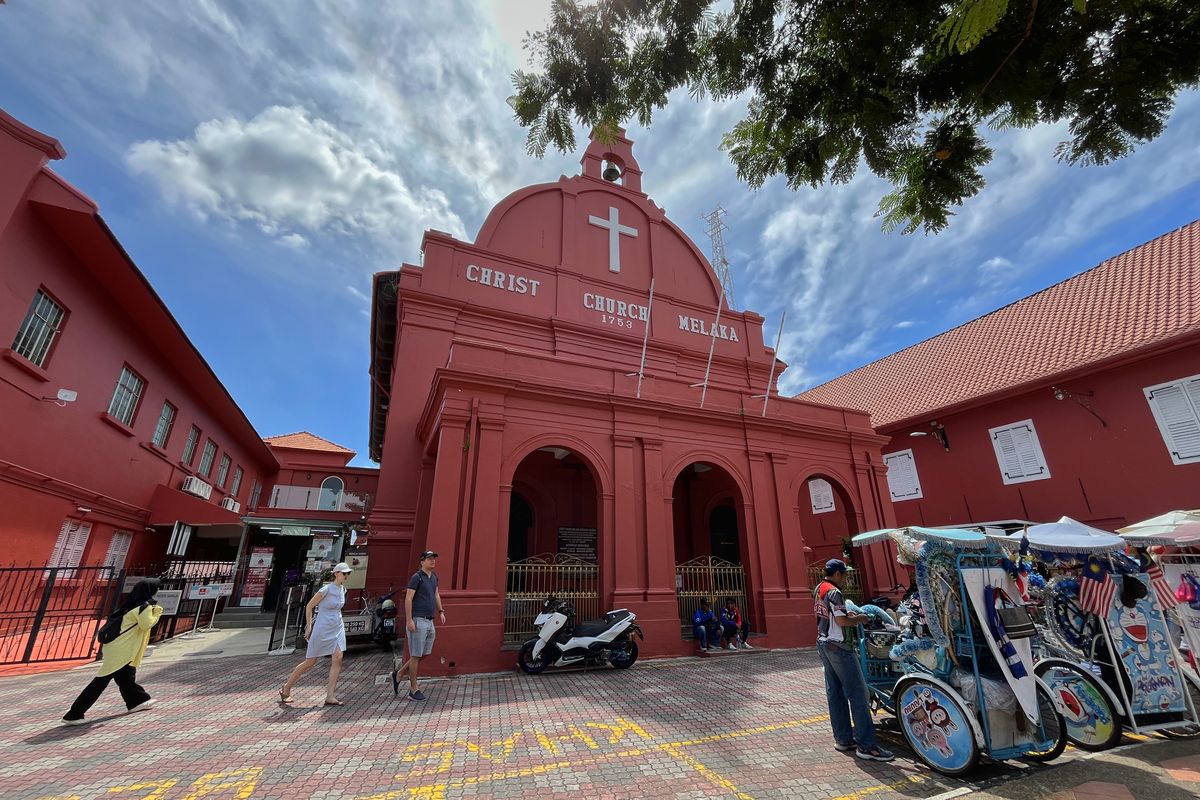 wisata melaka 2025, rumah merah melaka malaysia, rumah merah melaka sejarah, alasan rumah merah melaka warna merah, wisata sejarah di melaka, Cerita Gedung Merah di Melaka, Berubah Warna Gara-gara Noda Daun Sirih