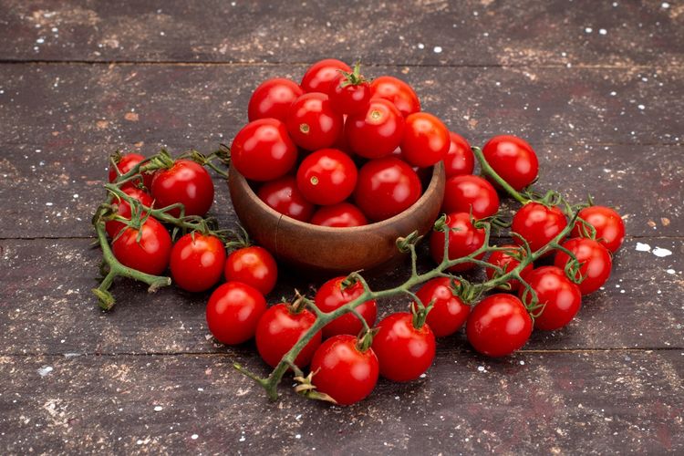 tomat, Apa yang Terjadi Jika Makan Tomat Setiap Hari? Ahli Gizi Ungkap 4 Manfaatnya, Mengapa tomat dianggap kaya nutrisi?, Apa manfaat makan tomat setiap hari?, Siapa yang perlu berhati-hati saat makan tomat?, Tomat kalengan juga bisa bermanfaat