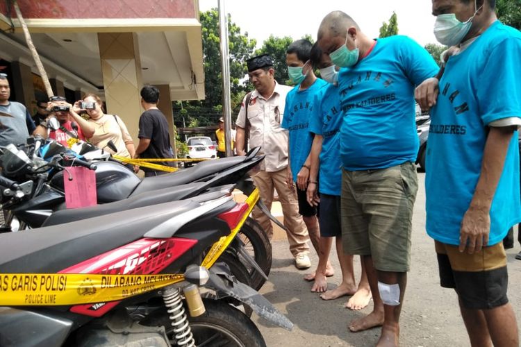 curanmor, Cara agar motor tidak mudah dicuri, cara agar motor tidak dicuri, mencegah curanmor, cara mencegah curanmor, 5 Cara agar Motor Tidak Gampang Dicuri Saat Mudik Lebaran, 1. Kunci setang ke kanan, 2. Memberikan kunci tambahan, 3. Memarkirkan motor di tempat aman, 4. Memastikan kunci dicabut dan dikunci setang, 5. Menambahkan pelacak di motor